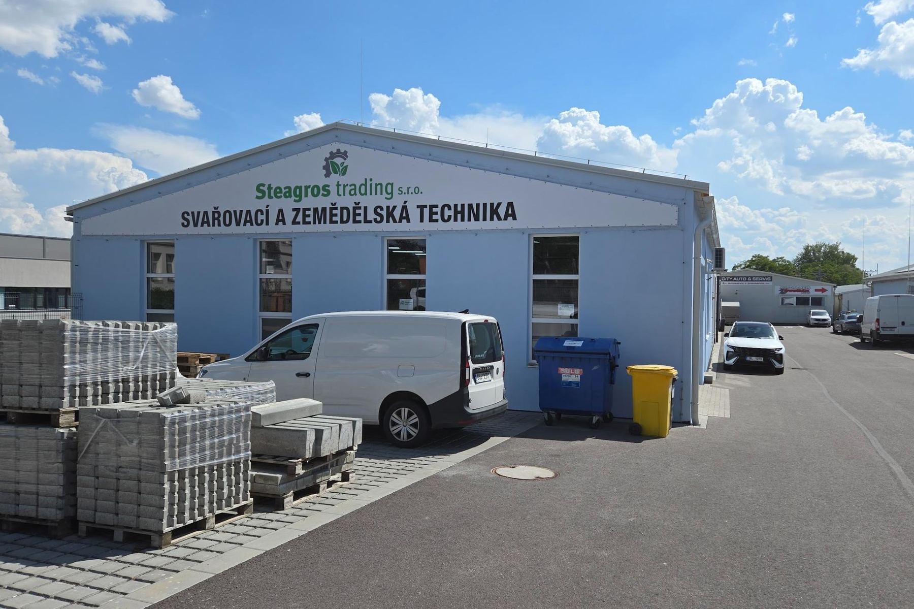 Budova Steagros trading s.r.o. ve Znojmě — svařovací a zemědělská technika